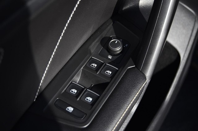 Volkswagen Tiguan Vehicle Image 08