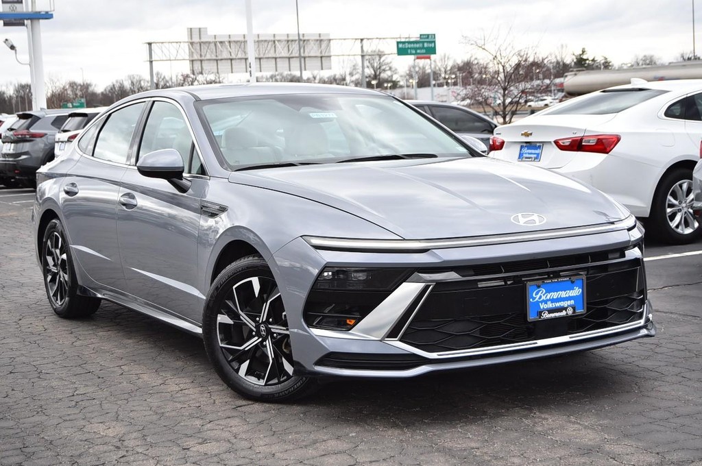 Hyundai Sonata Vehicle Full-screen Gallery Image 2