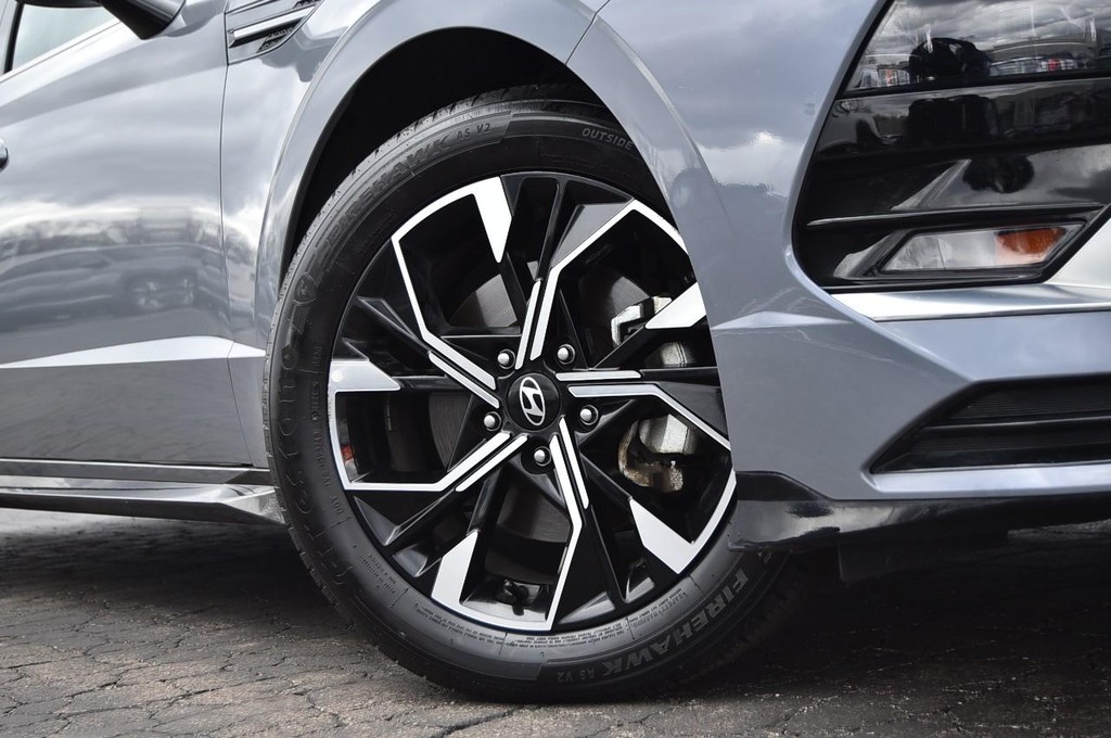 Hyundai Sonata Vehicle Full-screen Gallery Image 3