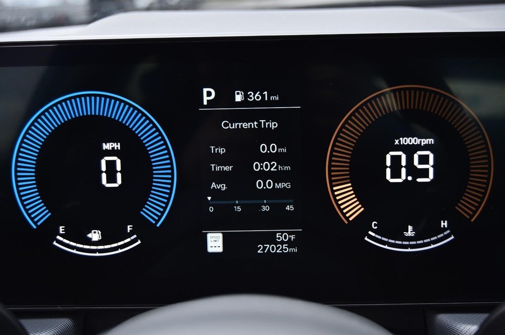 Hyundai Sonata Vehicle Full-screen Gallery Image 11