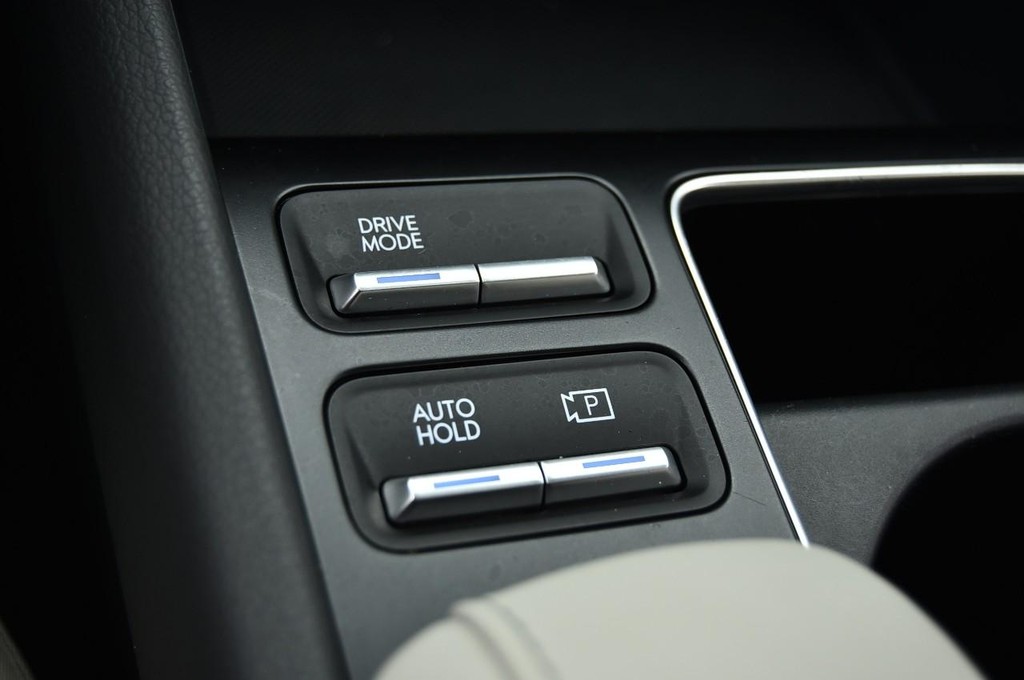 Hyundai Sonata Vehicle Full-screen Gallery Image 16