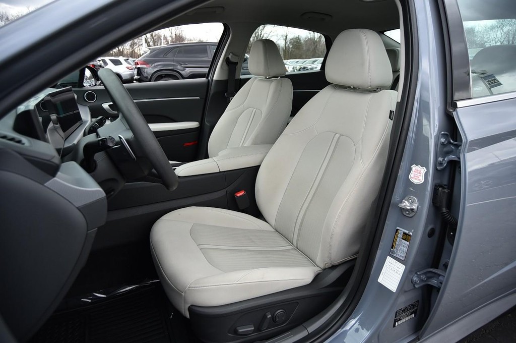 Hyundai Sonata Vehicle Full-screen Gallery Image 19