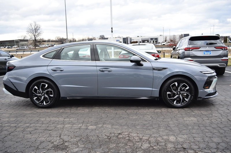 Hyundai Sonata Vehicle Image 05