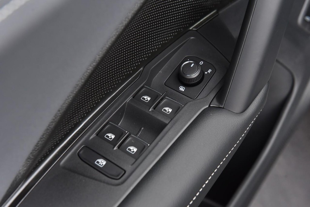 Volkswagen Tiguan Vehicle Full-screen Gallery Image 9