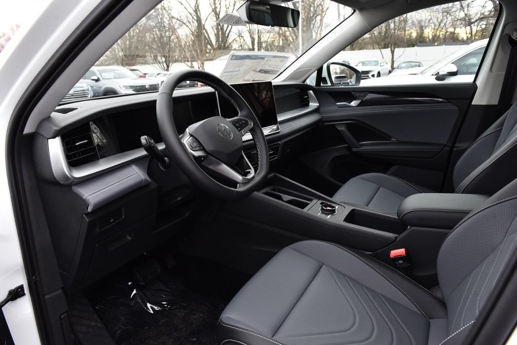 Volkswagen Tiguan Vehicle Full-screen Gallery Image 11