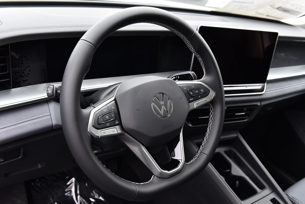 Volkswagen Tiguan Vehicle Full-screen Gallery Image 13