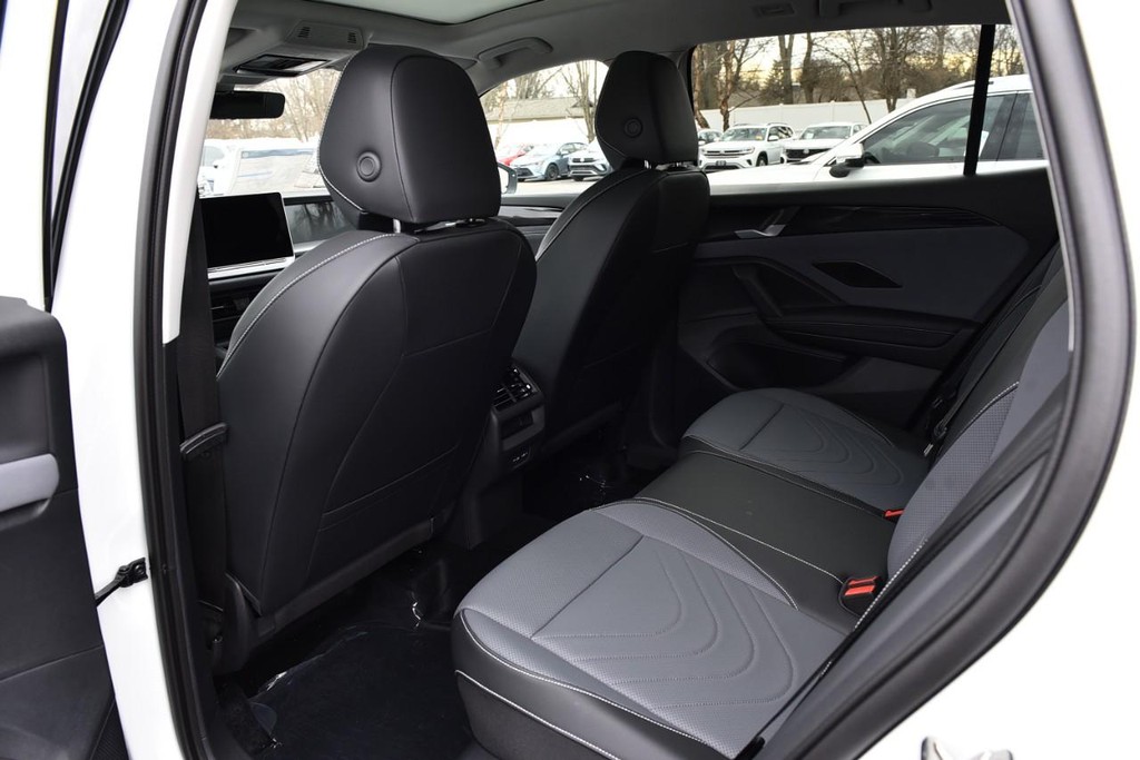 Volkswagen Tiguan Vehicle Full-screen Gallery Image 16