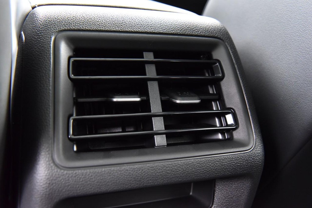 Volkswagen Tiguan Vehicle Full-screen Gallery Image 17