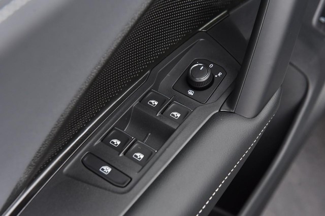 Volkswagen Tiguan Vehicle Image 09