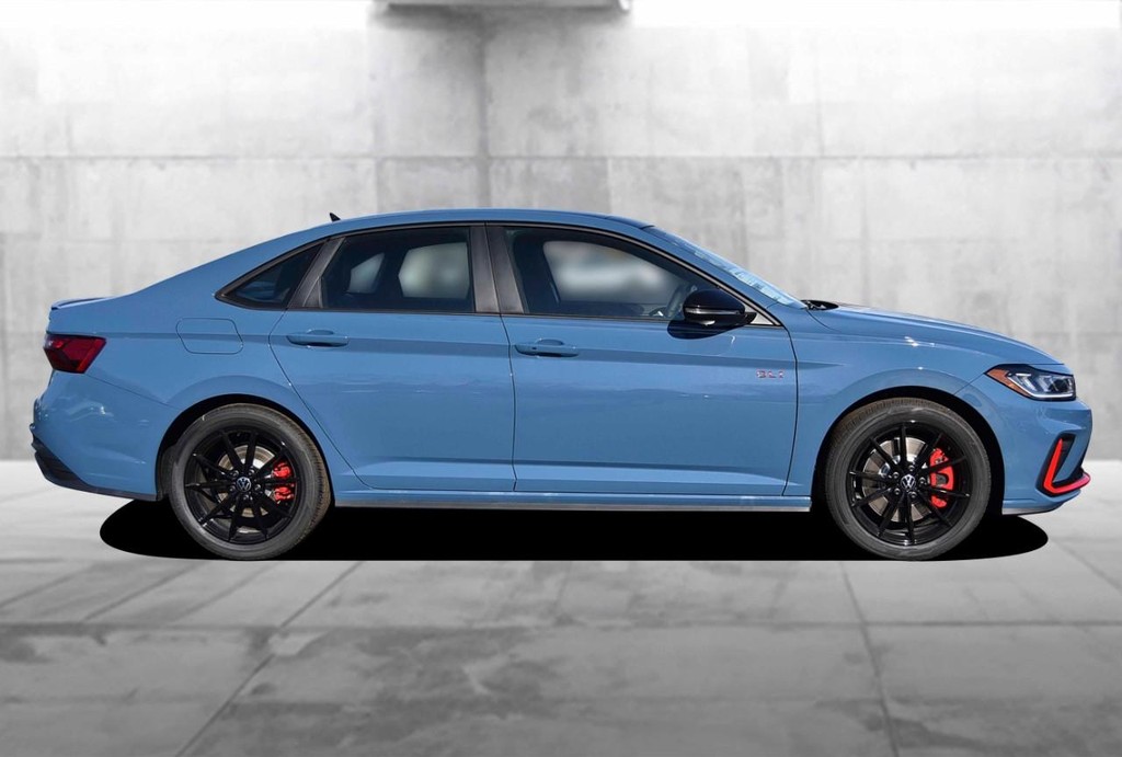 Volkswagen Jetta GLI Vehicle Full-screen Gallery Image 5