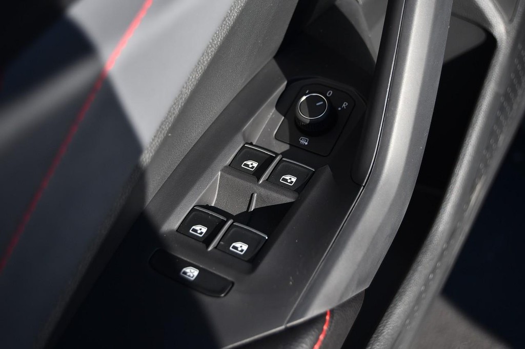 Volkswagen Jetta GLI Vehicle Full-screen Gallery Image 8