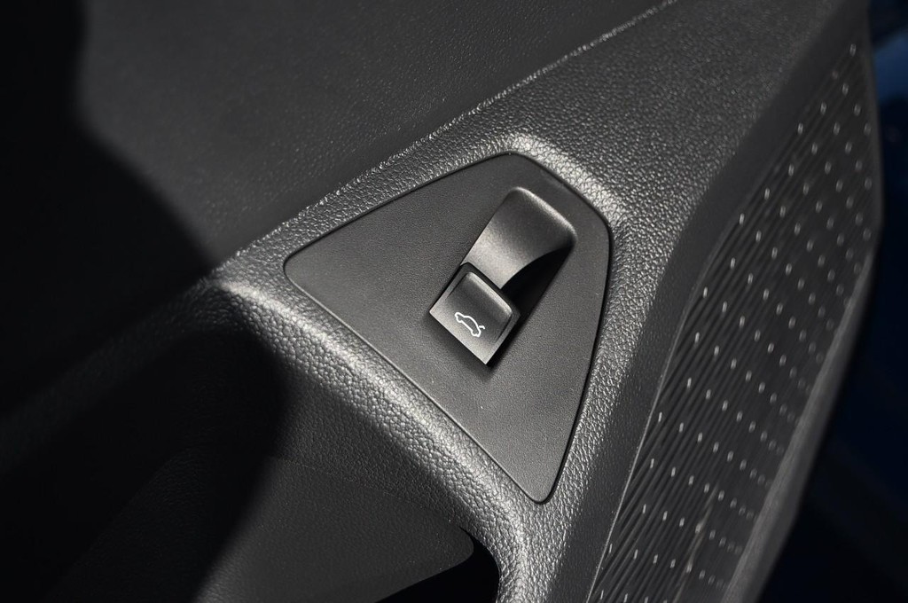 Volkswagen Jetta GLI Vehicle Full-screen Gallery Image 9