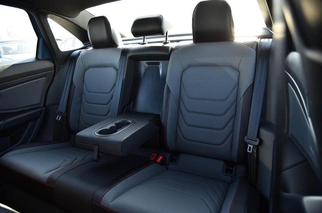 Volkswagen Jetta GLI Vehicle Full-screen Gallery Image 23