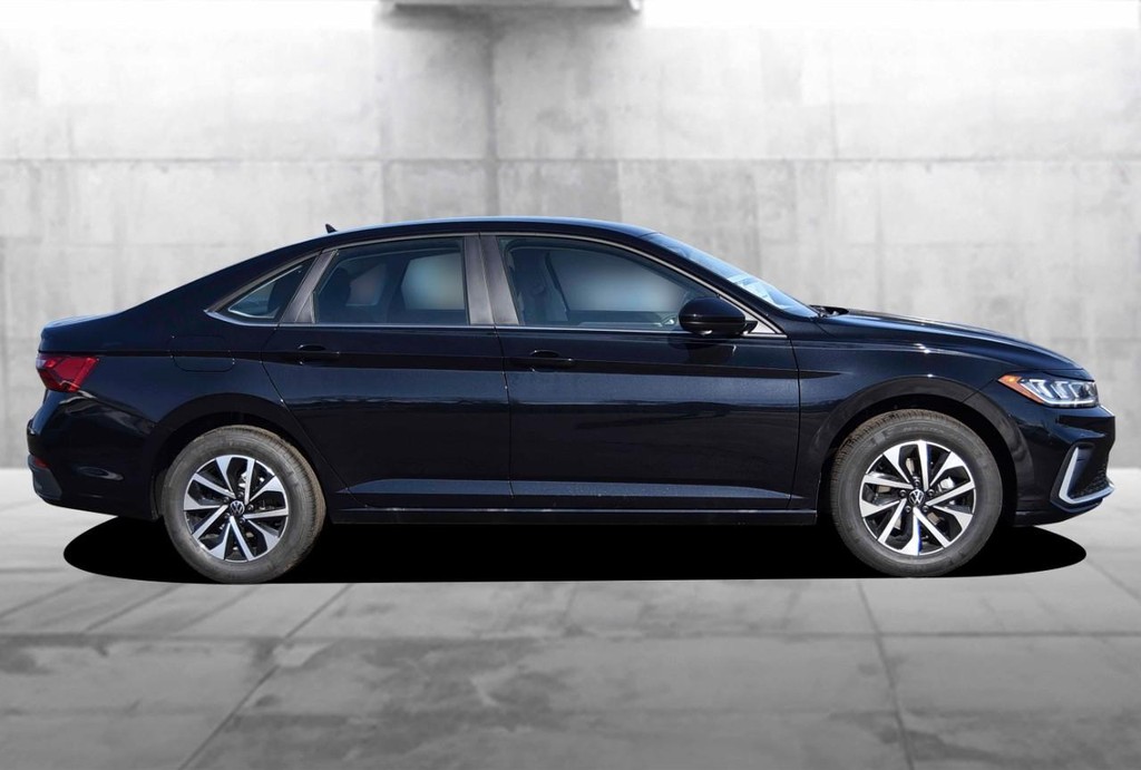 Volkswagen Jetta Vehicle Full-screen Gallery Image 5