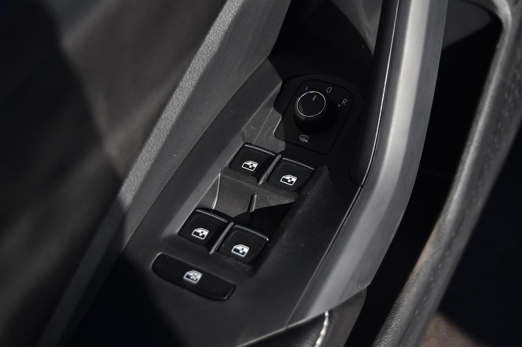 Volkswagen Jetta Vehicle Full-screen Gallery Image 8