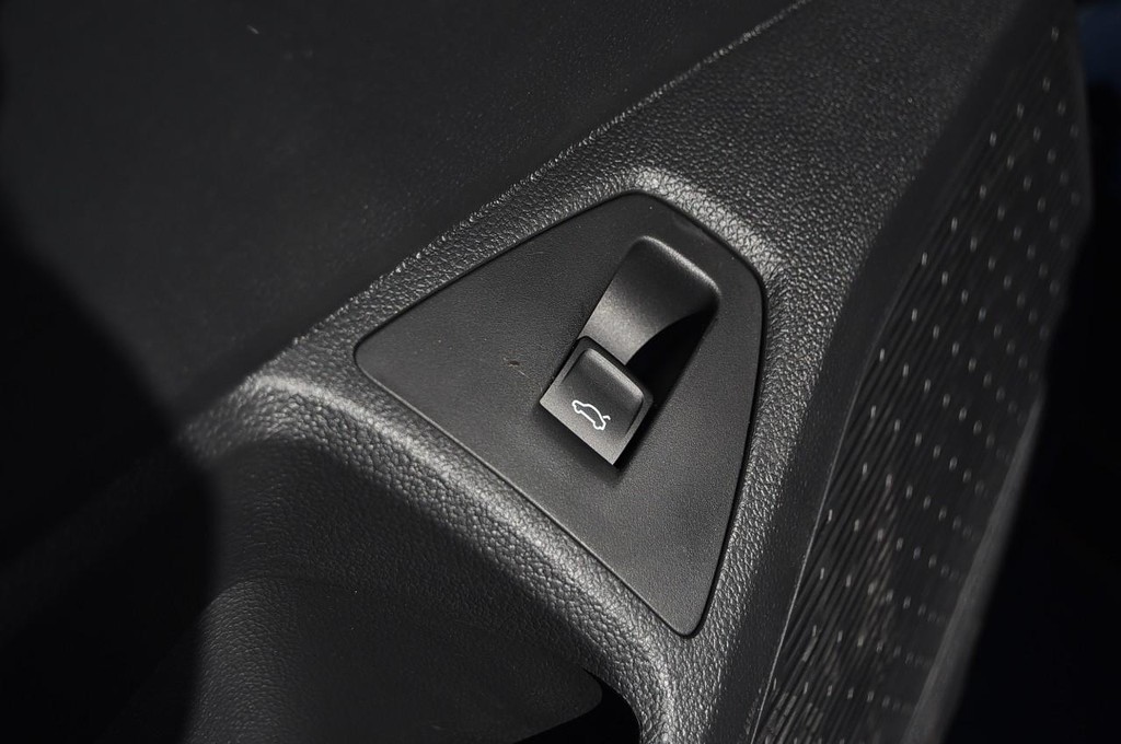 Volkswagen Jetta Vehicle Full-screen Gallery Image 9