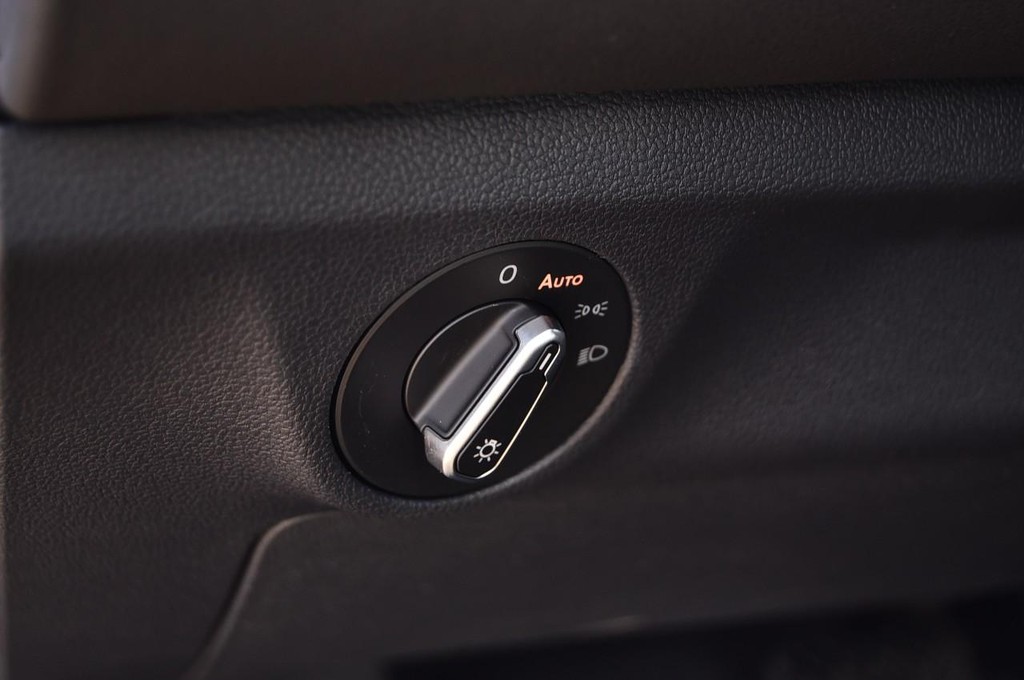 Volkswagen Jetta Vehicle Full-screen Gallery Image 11