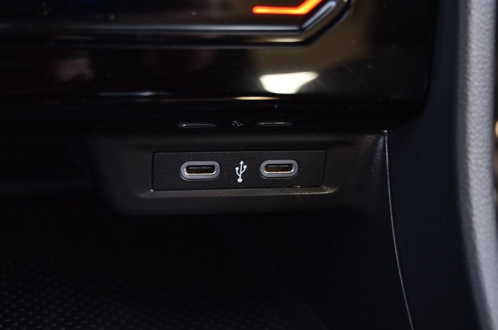 Volkswagen Jetta Vehicle Full-screen Gallery Image 16