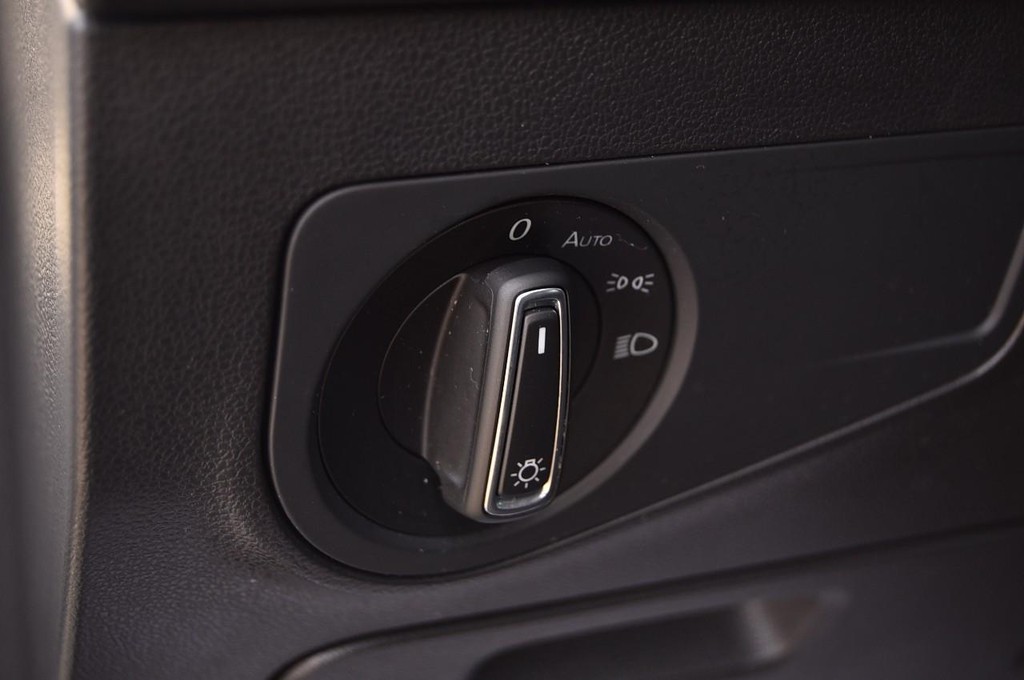 Volkswagen Tiguan Vehicle Full-screen Gallery Image 11