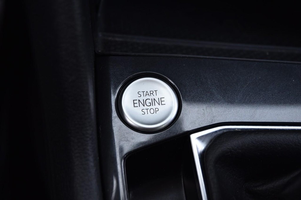 Volkswagen Tiguan Vehicle Full-screen Gallery Image 17