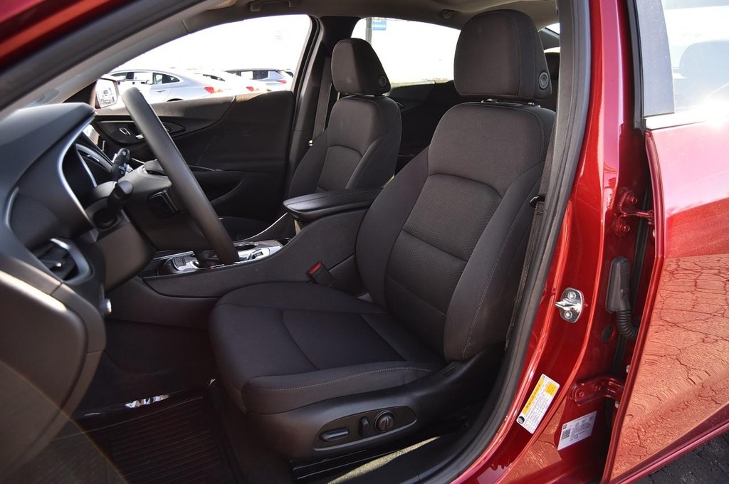 Chevrolet Malibu Vehicle Full-screen Gallery Image 18