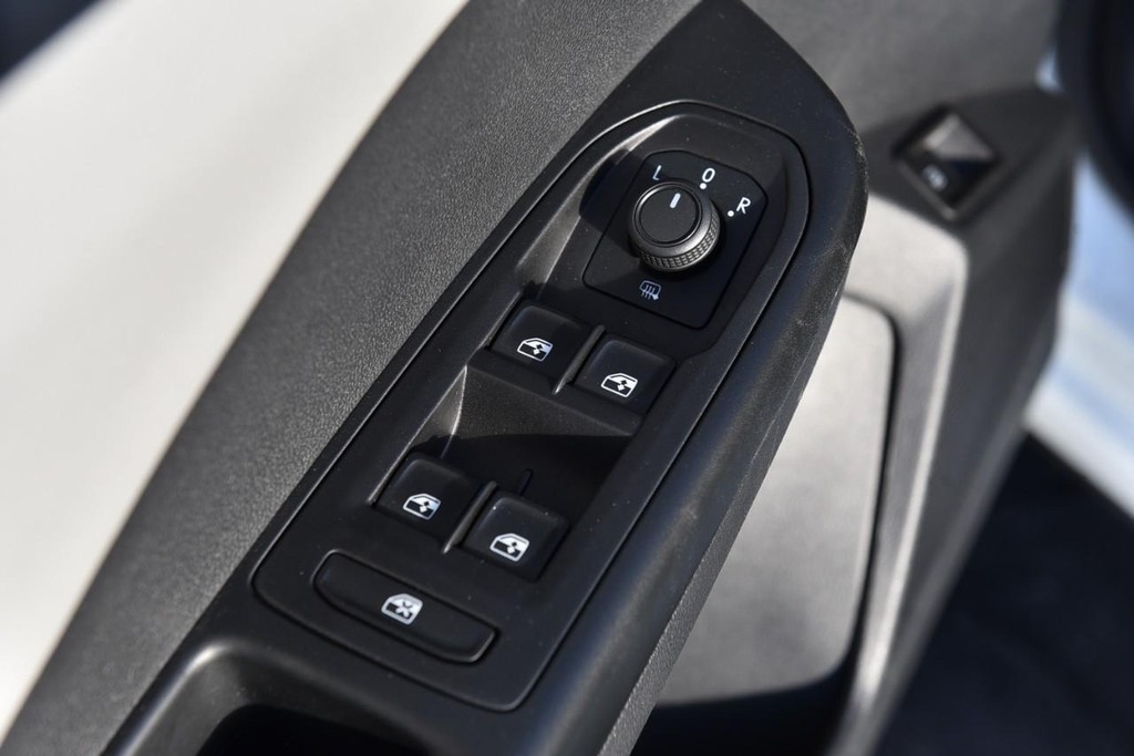 Volkswagen Taos Vehicle Full-screen Gallery Image 8