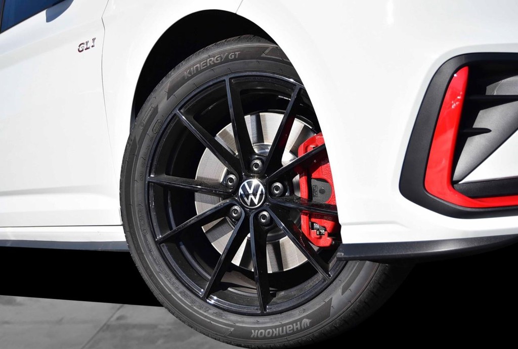 Volkswagen Jetta GLI Vehicle Full-screen Gallery Image 3