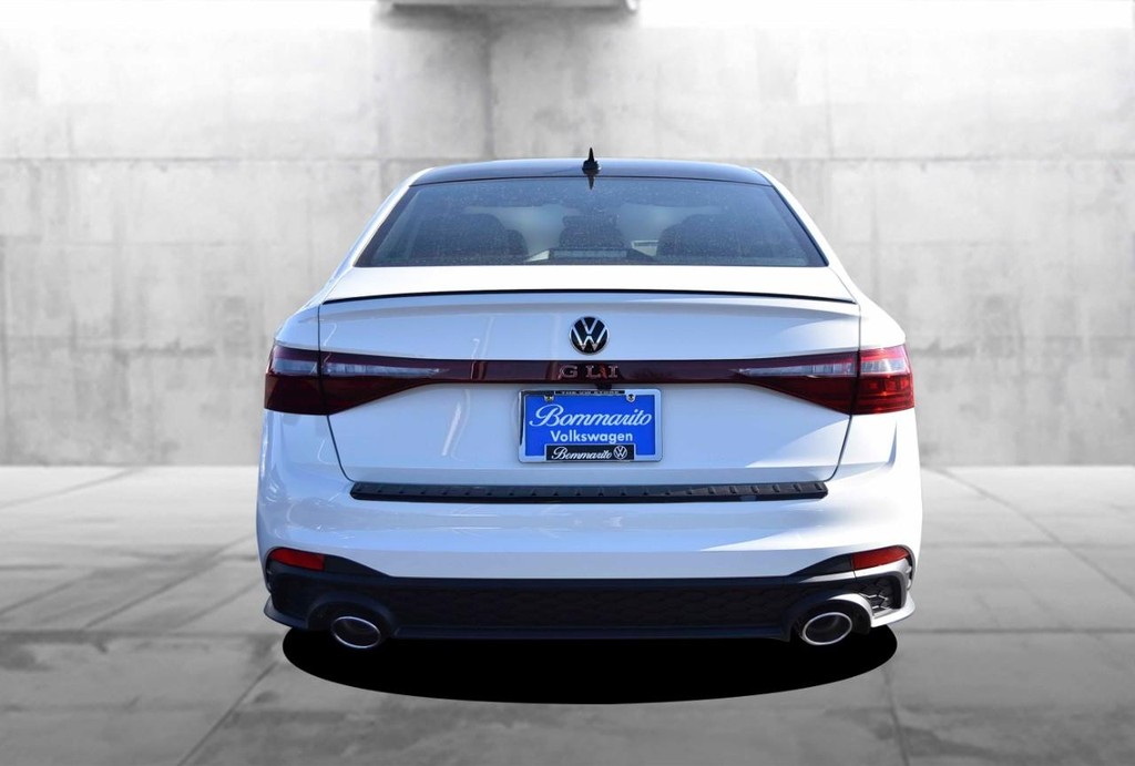 Volkswagen Jetta GLI Vehicle Full-screen Gallery Image 6