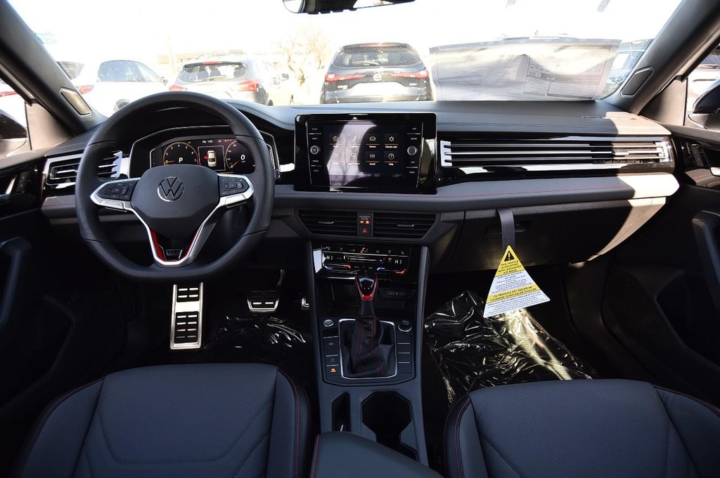 Volkswagen Jetta GLI Vehicle Full-screen Gallery Image 7