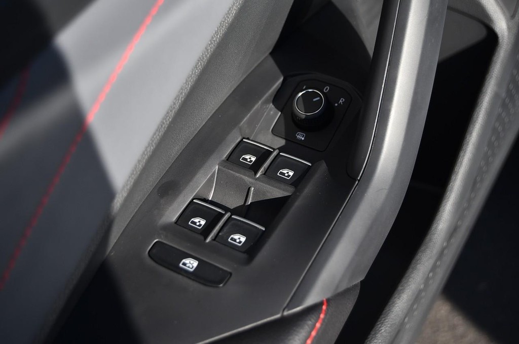 Volkswagen Jetta GLI Vehicle Full-screen Gallery Image 8