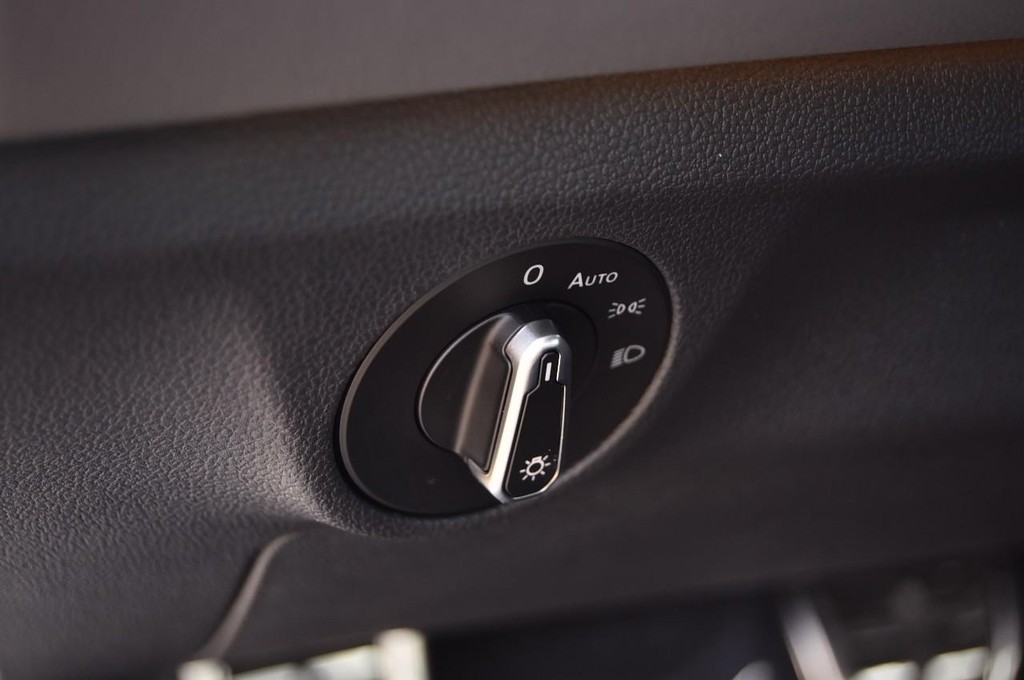 Volkswagen Jetta GLI Vehicle Full-screen Gallery Image 11