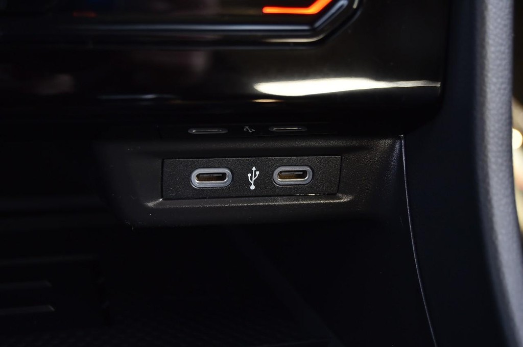 Volkswagen Jetta GLI Vehicle Full-screen Gallery Image 16