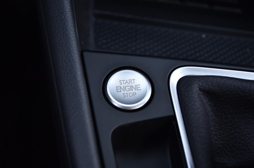 Volkswagen Jetta GLI Vehicle Full-screen Gallery Image 17