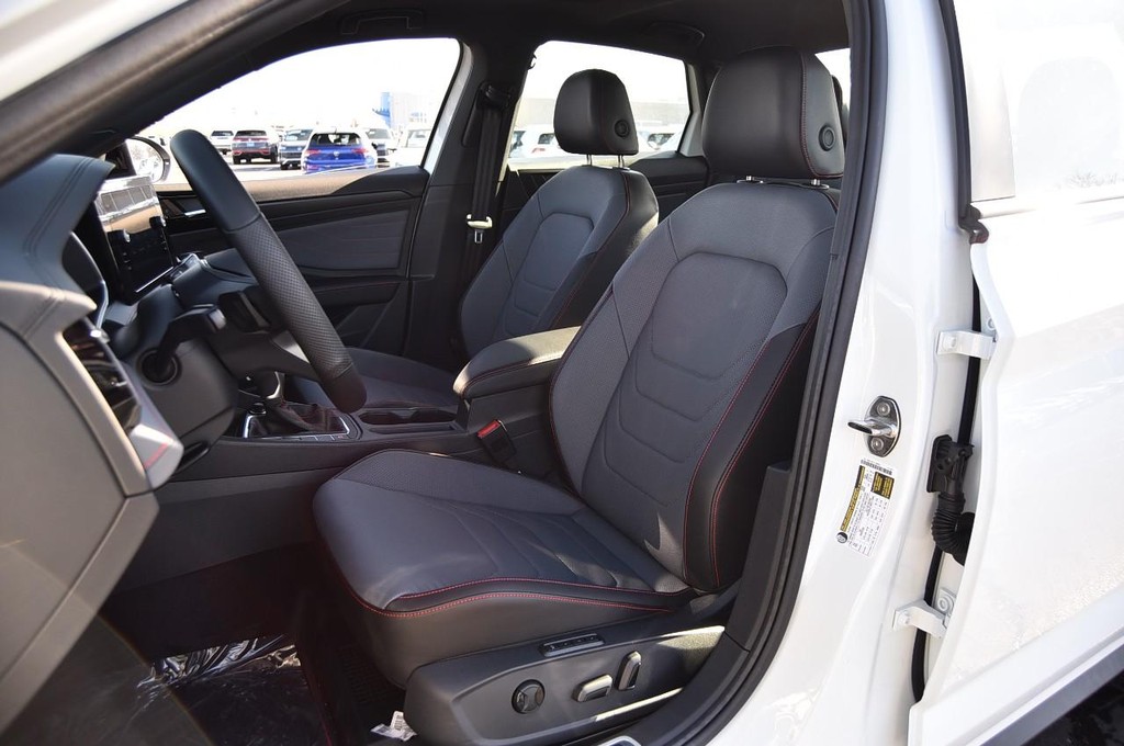 Volkswagen Jetta GLI Vehicle Full-screen Gallery Image 20