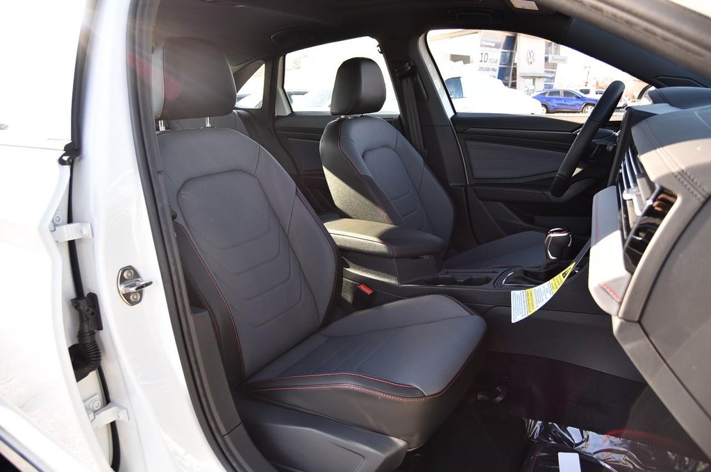 Volkswagen Jetta GLI Vehicle Full-screen Gallery Image 21