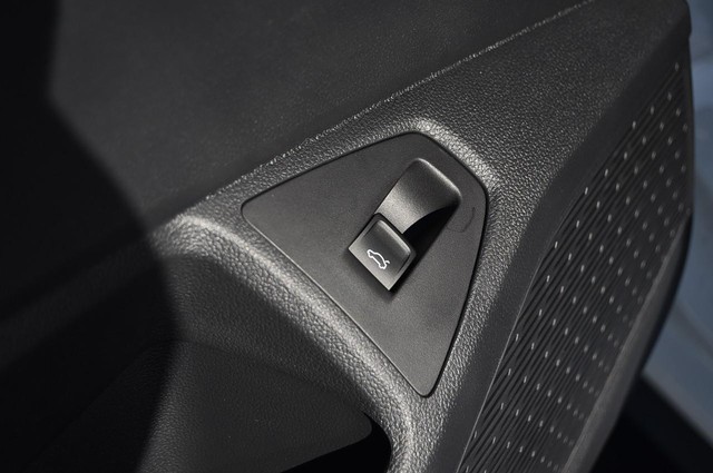 Volkswagen Jetta GLI Vehicle Image 09