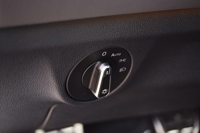 Volkswagen Jetta GLI Vehicle Image 11