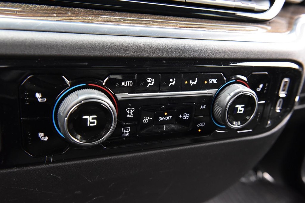 Chevrolet Silverado 1500 Vehicle Full-screen Gallery Image 16