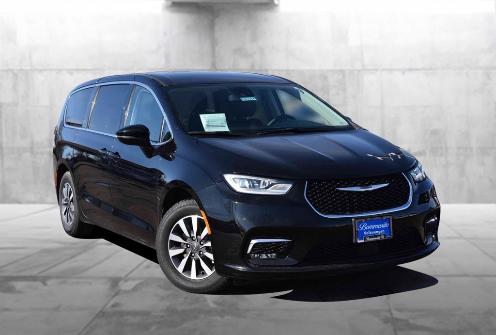 Chrysler Pacifica Vehicle Full-screen Gallery Image 2