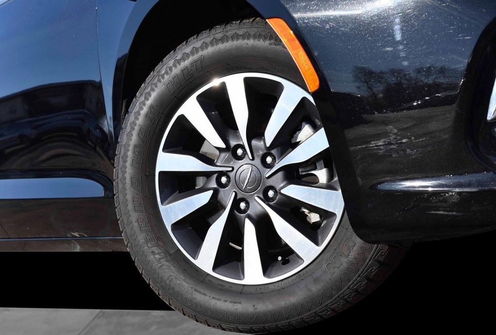 Chrysler Pacifica Vehicle Full-screen Gallery Image 3