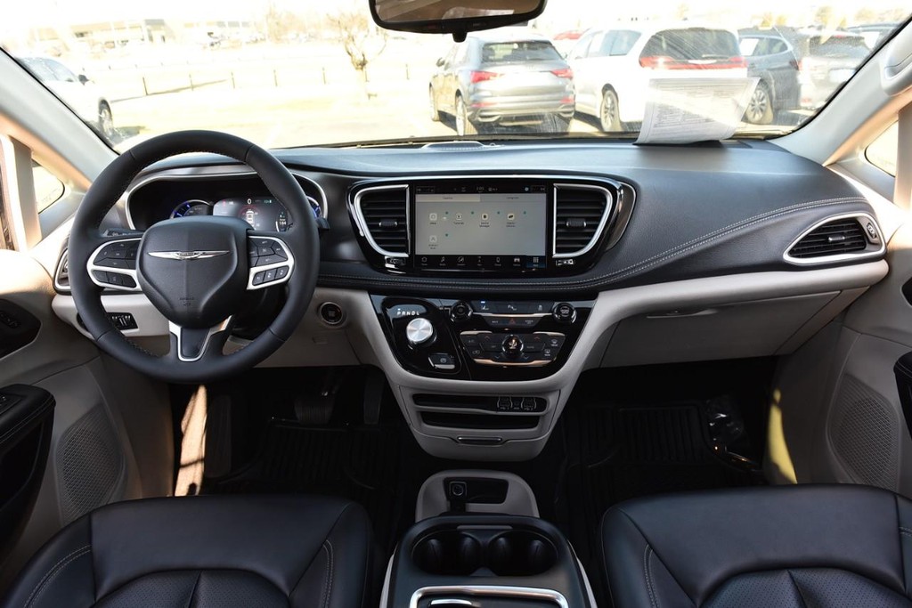 Chrysler Pacifica Vehicle Full-screen Gallery Image 7