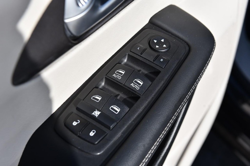 Chrysler Pacifica Vehicle Full-screen Gallery Image 8