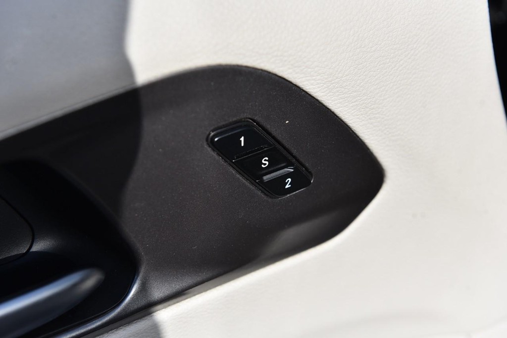 Chrysler Pacifica Vehicle Full-screen Gallery Image 9