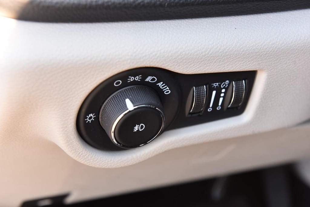 Chrysler Pacifica Vehicle Full-screen Gallery Image 11