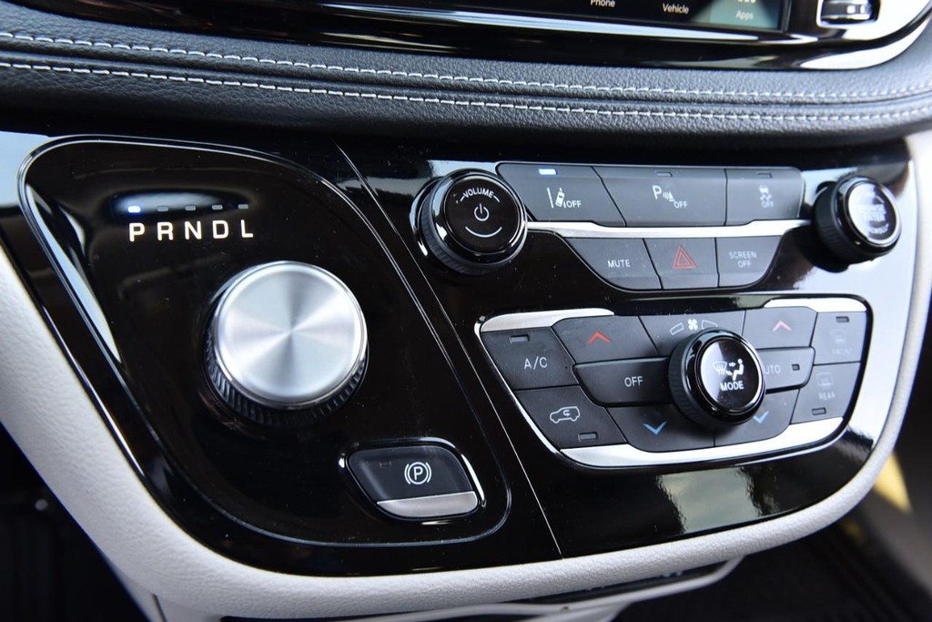 Chrysler Pacifica Vehicle Full-screen Gallery Image 15