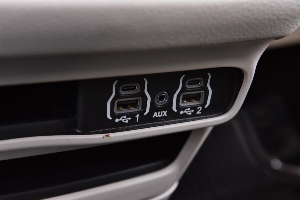 Chrysler Pacifica Vehicle Full-screen Gallery Image 16