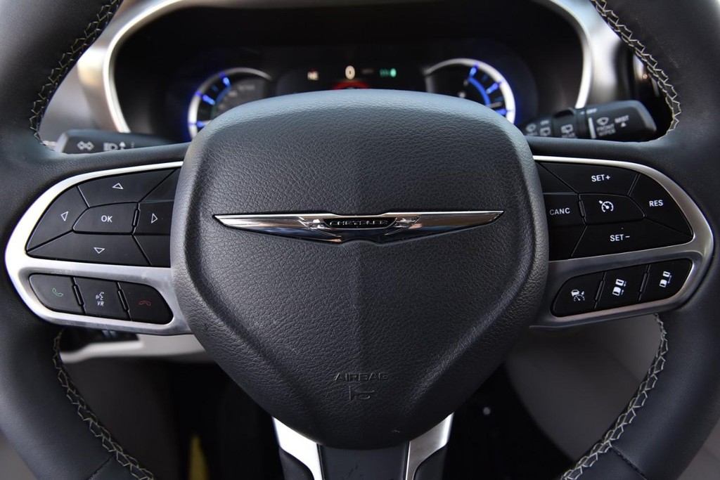 Chrysler Pacifica Vehicle Full-screen Gallery Image 18