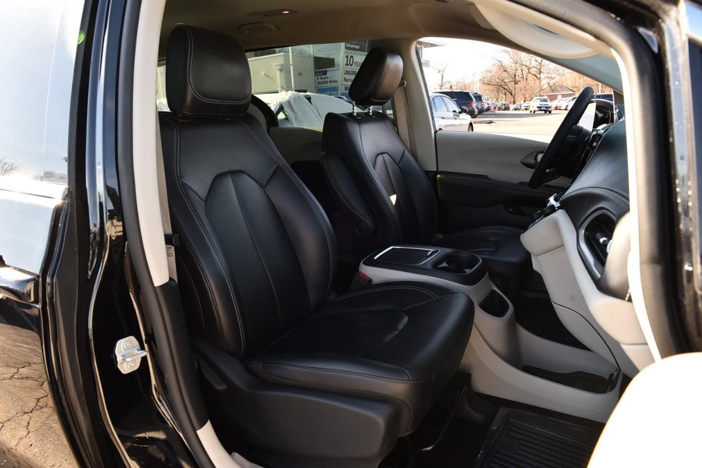 Chrysler Pacifica Vehicle Full-screen Gallery Image 20