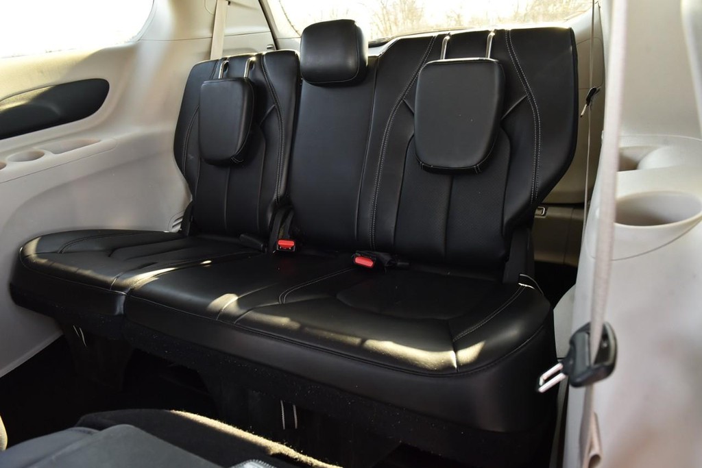 Chrysler Pacifica Vehicle Full-screen Gallery Image 23