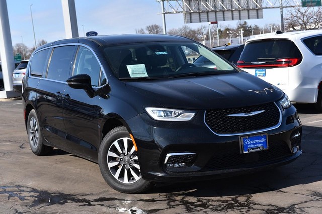 Chrysler Pacifica Vehicle Image 02